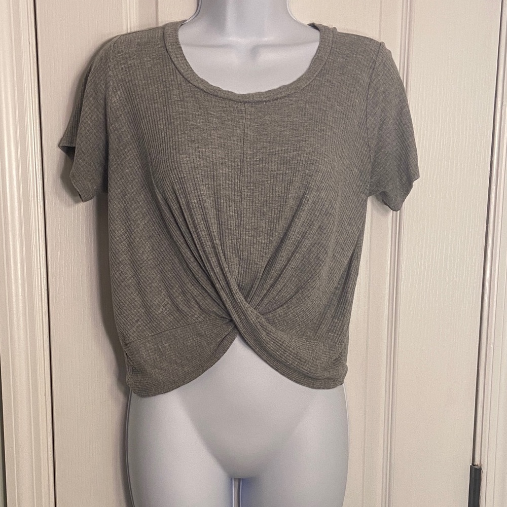 Crop top gray great condition size medium. (Fits bigger) Swoosh in the front